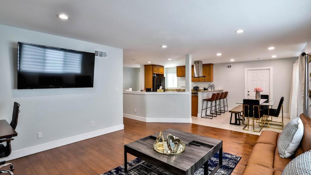 H&H Modern Lux 4Bd 1 King Suite 3 Queen Socal Disney Westminster Eksteriør bilde