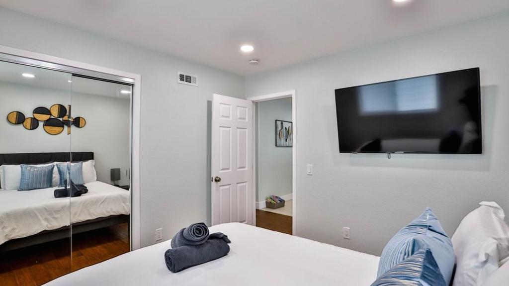 H&H Modern Lux 4Bd 1 King Suite 3 Queen Socal Disney Westminster Eksteriør bilde
